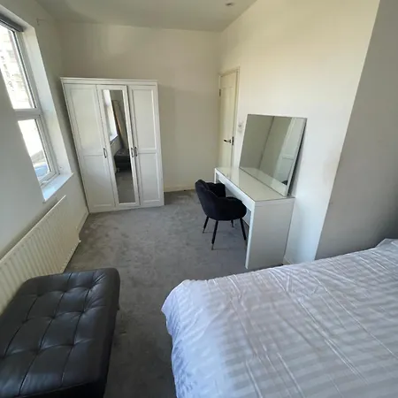 Spacious 2 Bedroom House W/ Garden And Free Parking London Exterior photo