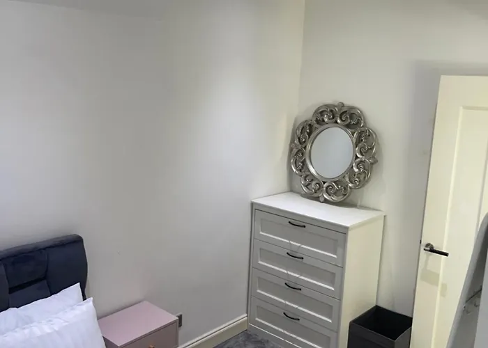 Spacious 2 Bedroom House W/ Garden And Free Parking