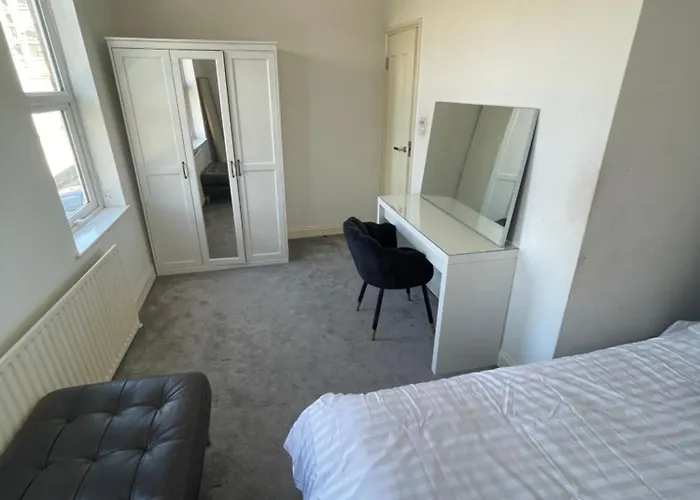 Spacious 2 Bedroom House W/ Garden And Free Parking