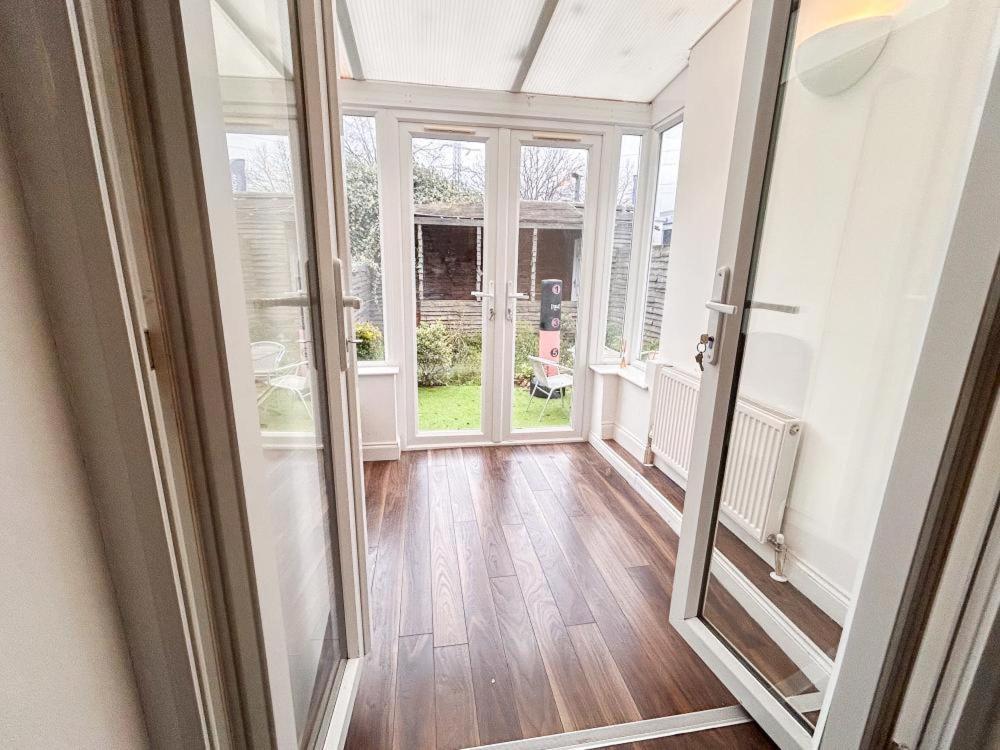 Apartment Spacious 2 Bedroom House W/ Garden And Free Parking