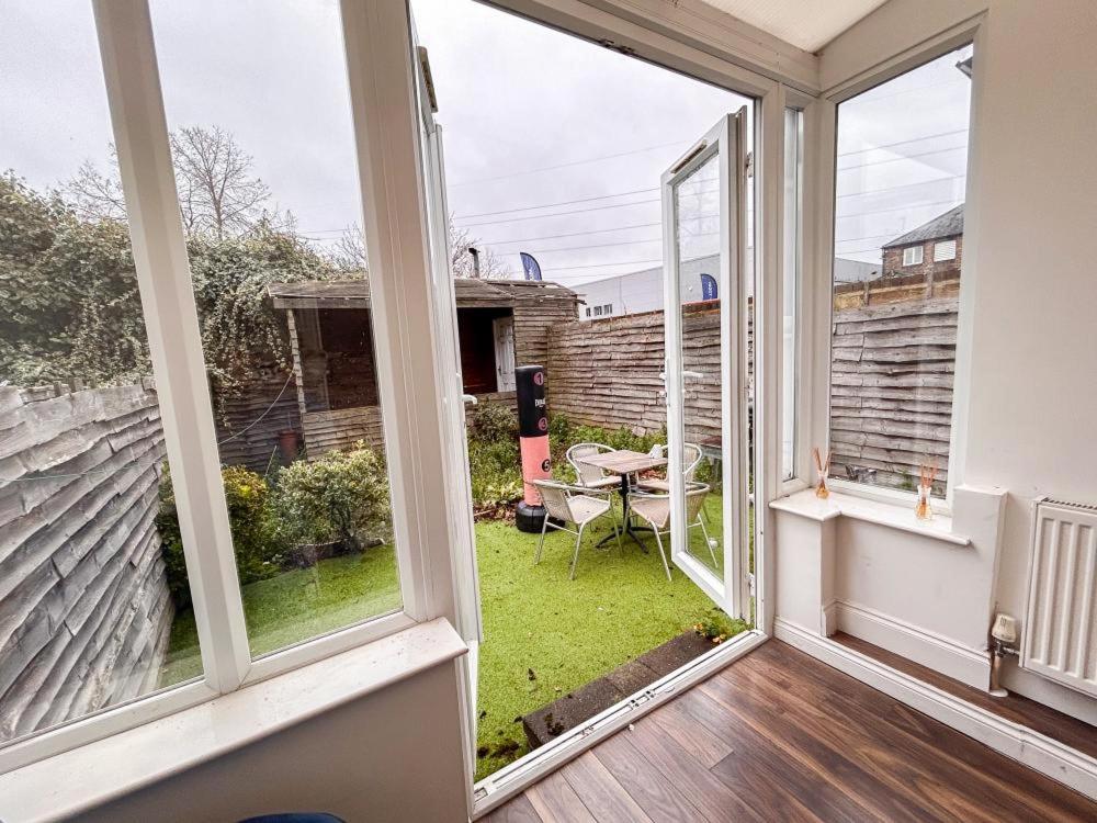 Spacious 2 Bedroom House W/ Garden And Free Parking