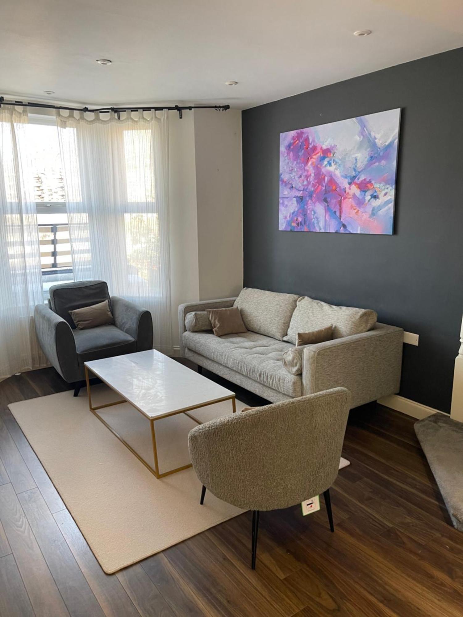 Spacious 2 Bedroom House W/ Garden And Free Parking *
