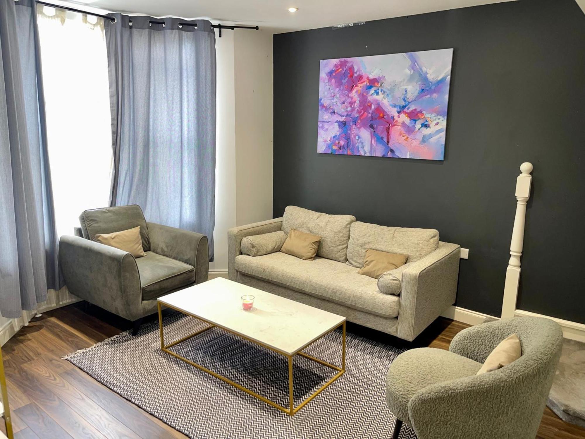 Spacious 2 Bedroom With Garden And Driveway Near Wimbledon Лондон
