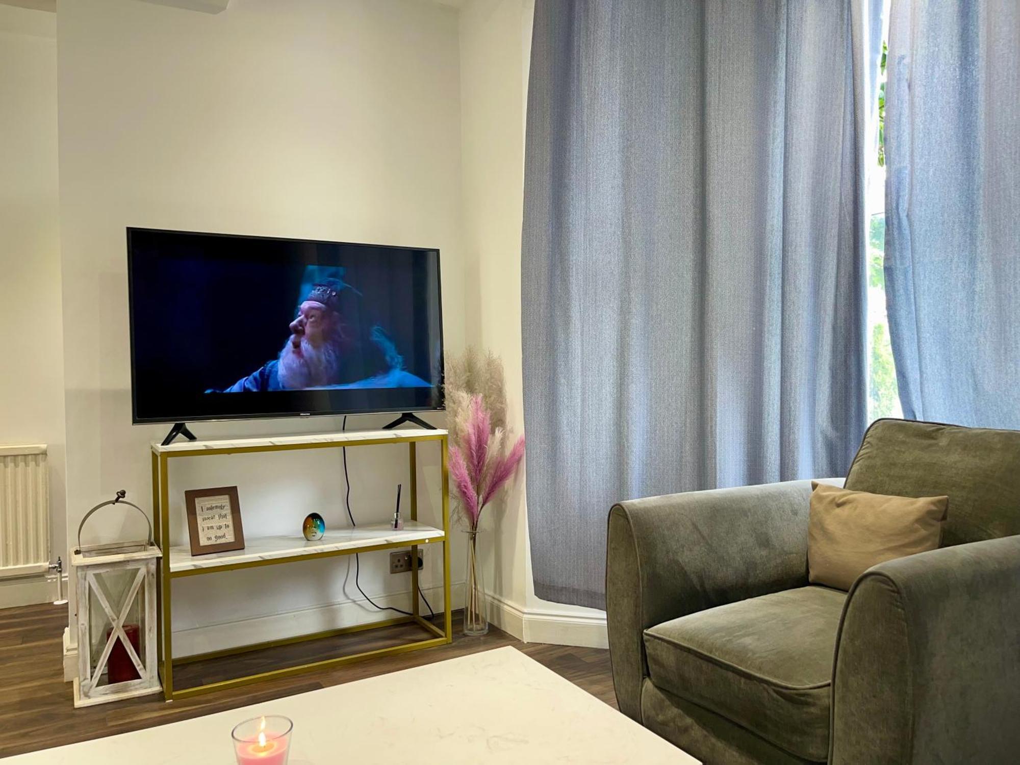 Spacious 2 Bedroom With Garden And Driveway Near Wimbledon * Лондон