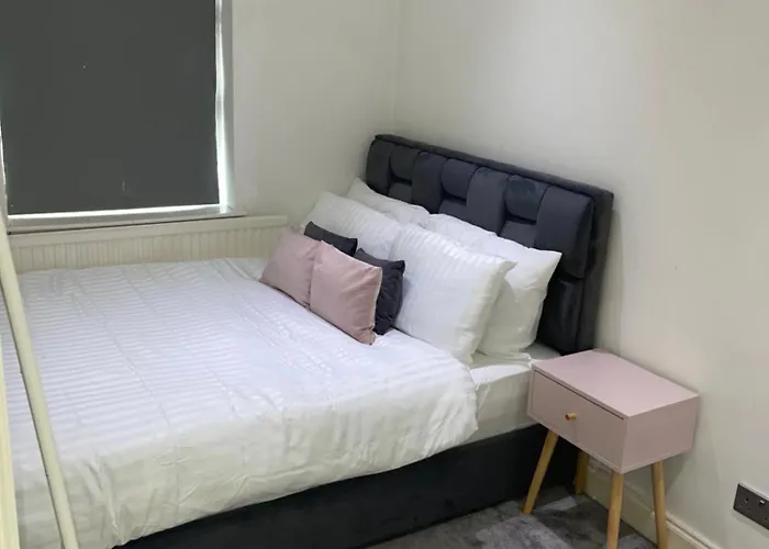 Spacious 2 Bedroom House W/ Garden And Free Parking
