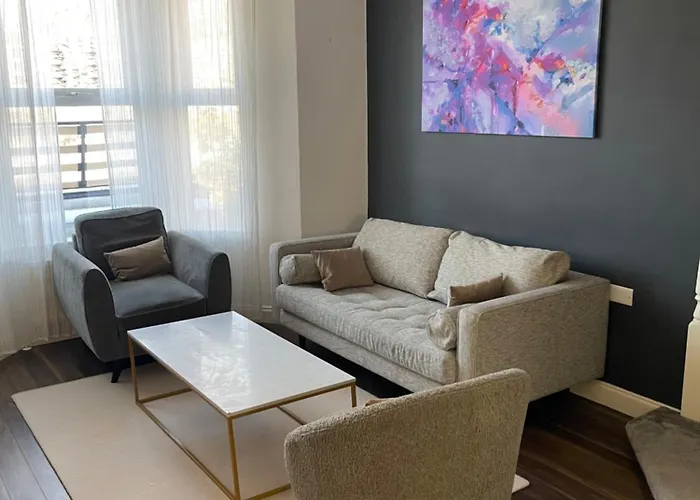 Spacious 2 Bedroom House W/ Garden And Free Parking